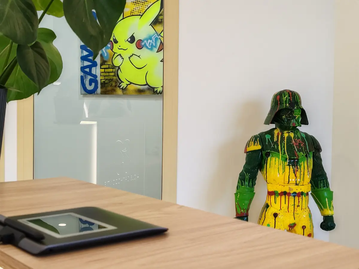 Sculptures de Pikachu et de personnages qui accueillent les enfants au cabinet